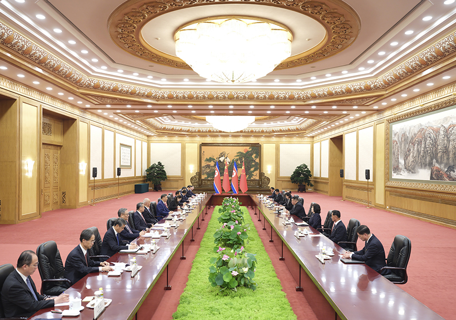 9月4日晚，中共中央總書記、國家主席習近平在北京人民大會堂同來華出席紀念中國人民抗日戰(zhàn)爭暨世界反法西斯戰(zhàn)爭勝利80周年活動的朝鮮勞動黨總書記、國務委員長金正恩舉行會談。